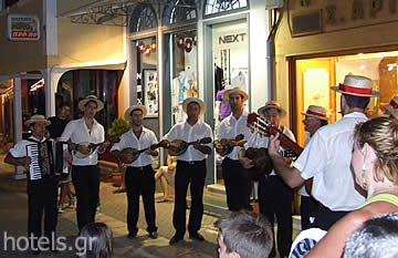 Das Leben in Lefkada - Folklore Musiker in den Straßen von Lefkada