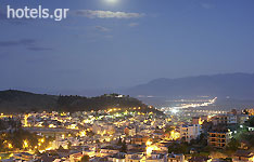 Die Stadt Lamia bei Nacht